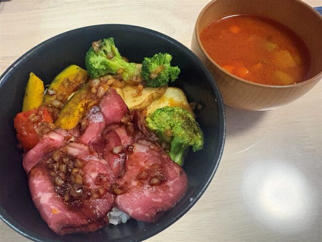 冷凍ミールキットのローストビーフ丼とあさりのミネストローネ